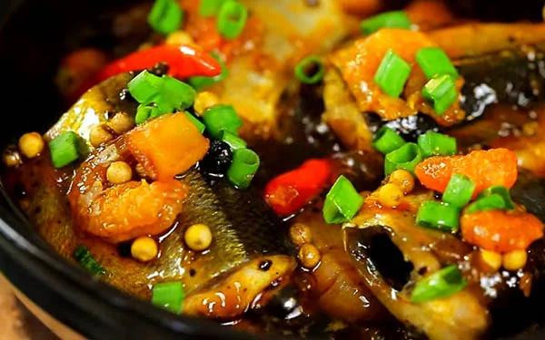 Ăn ít nhất khoảng 200 - 300 gr cá không chiên mỗi tuần. Chọn cá béo hoặc nhiều dầu như: cá cơm, cá trích, cá thu, cá tuyết đen, cá hồi, cá mòi, cá ngừ vây xanh, cá trắng, cá vược sọc và cá bớp có nhiều axit béo omega-3 thiết yếu. Ảnh minh họa: Internet