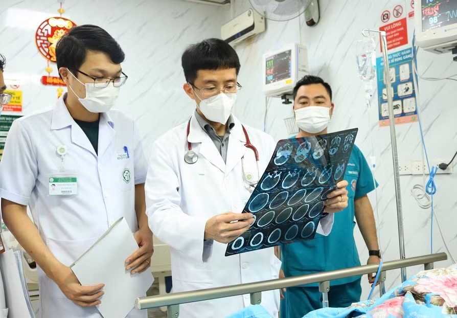 PGS.TS Mai Duy Tôn (đứng giữa) thăm khám cho bệnh nhân đang điều trị tại Trung tâm Đột quỵ - Bệnh viện Bạch Mai PGS.TS Mai Duy Tôn (đứng giữa) thăm khám cho bệnh nhân đang điều trị tại Trung tâm Đột quỵ - Bệnh viện Bạch Mai
