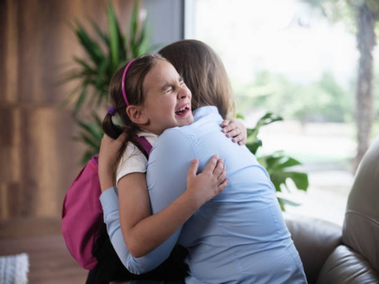 Có trẻ có những hành vi nổi loạn bộc lộ cả ở nhà và ở trường, cảm xúc thay đổi thường xuyên trong ngày, như vừa vui nhưng chỉ vài tiếng sau đã buồn. Ảnh minh họa: Internet