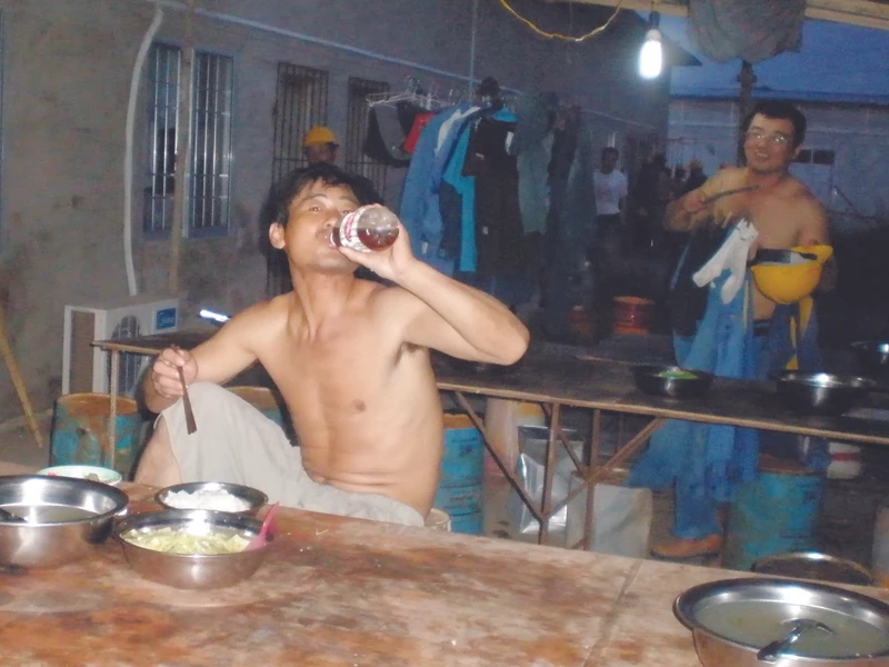 Lao động phổ thông Trung Quốc tại Khu khí điện- đạm Cà Mau	Ảnh: Tiến Hưng