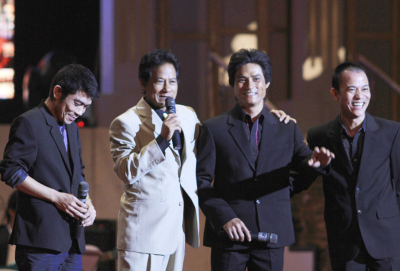 Chế Linh và ba con trai trên sân khấu thủ đô. Ảnh: N.M.Hà. 