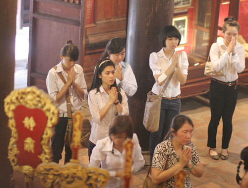 Nhiều sĩ tử khấn vái cầu nguyện 