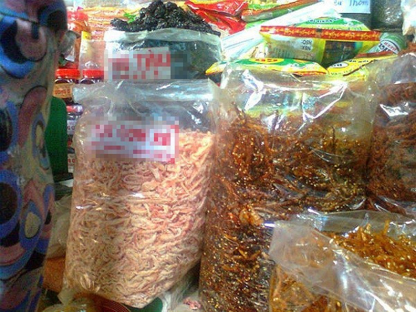 Nếu như trước kia, chỉ có đồ gia dụng bị làm giả, làm nhái, thì giờ đây, ngay cả thực phẩm cũng có thể làm “đểu” một cách rất tinh vi. Bắt đầu từ trứng giả, gạo giả, sau là thịt giả và mực giả