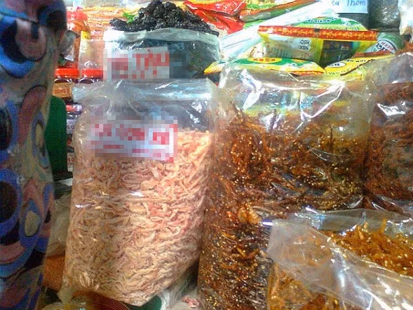 Nếu như trước kia, chỉ có đồ gia dụng bị làm giả, làm nhái, thì giờ đây, ngay cả thực phẩm cũng có thể làm “đểu” một cách rất tinh vi. Bắt đầu từ trứng giả, gạo giả, sau là thịt giả và mực giả