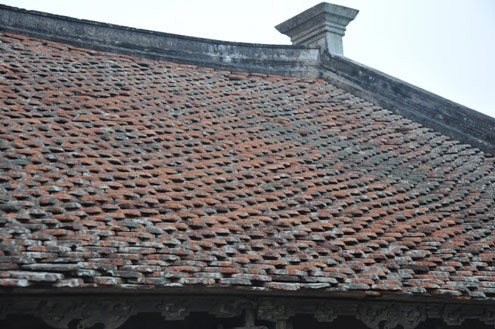 Mái nhà lợp duy nhất loại ngói ta theo kiểu bít đốc đến nay vẫn còn nguyên vẹn. Mái nhà lợp duy nhất loại ngói ta theo kiểu bít đốc đến nay vẫn còn nguyên vẹn