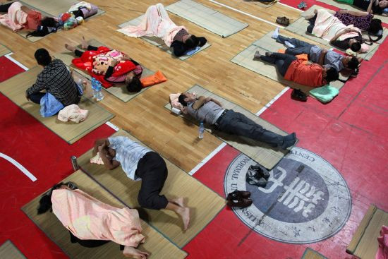 Các bậc phụ huynh ngủ lại một đêm chờ con nhập học 