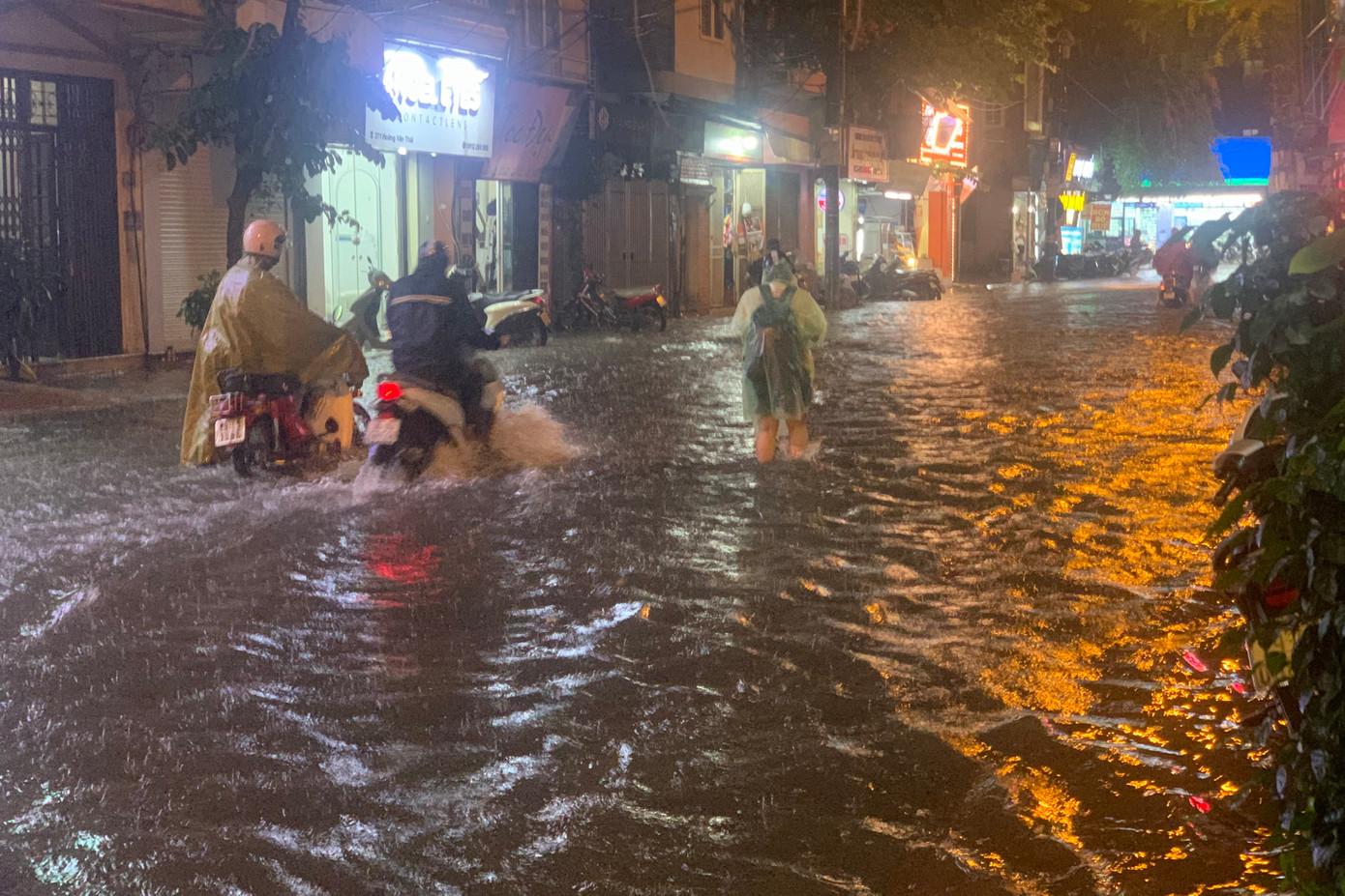 Phố Hoàng Văn Thái ngập sâu khoảng 50-80cm, nước tràn qua vỉa hè.