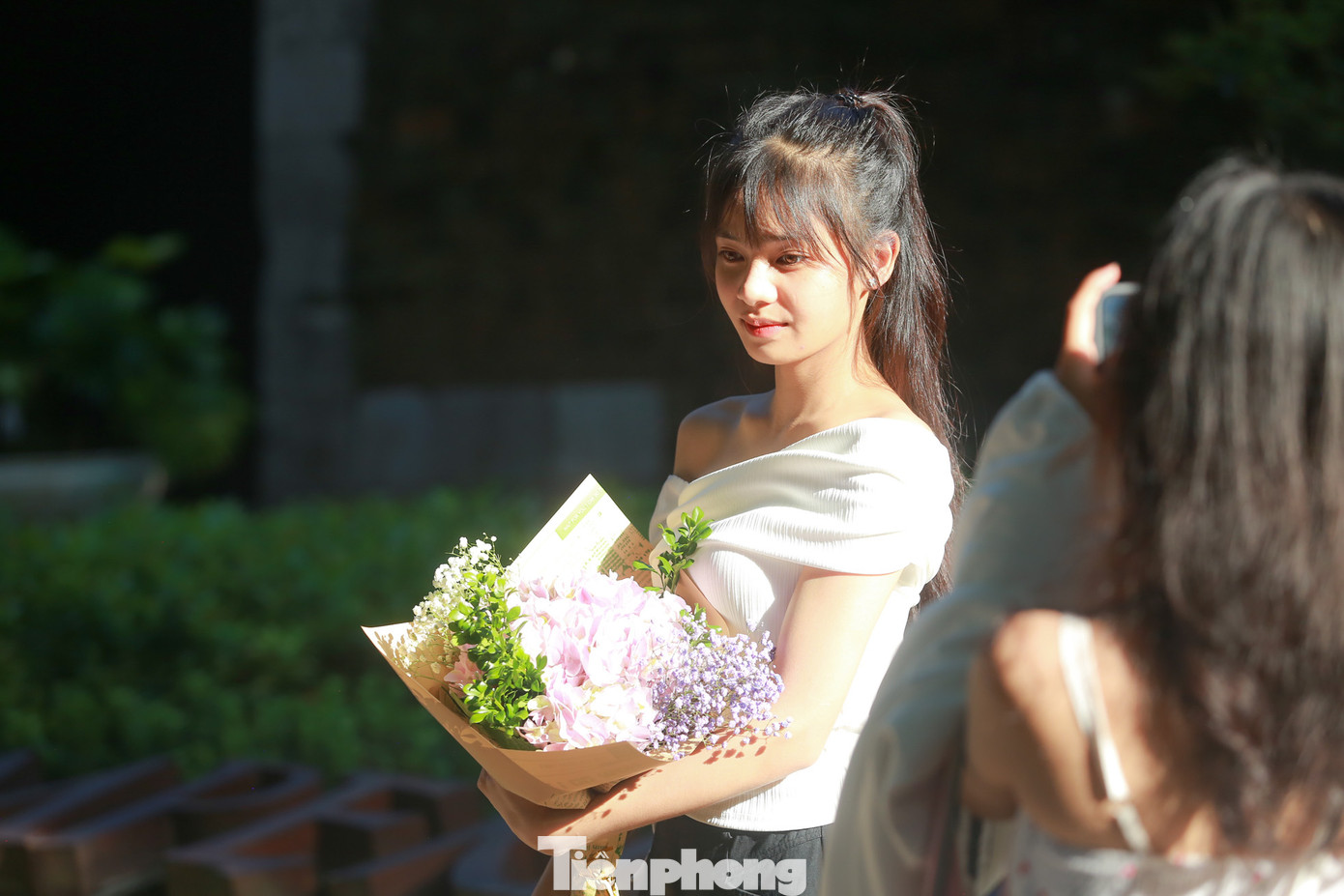 "Tuy nắng nóng, phải chen nhau chụp ảnh nhưng mình vẫn muốn tới các con đường lãng mạn này để lưu giữ một vài hình ảnh của bản thân trong những ngày đầu thu Hà Nội. Thay vì chen nhau tại xe hoa, mình chọn những góc khác với bó hoa của riêng mình", bạn Phương (22 tuổi, quận Đống Đa) chia sẻ.