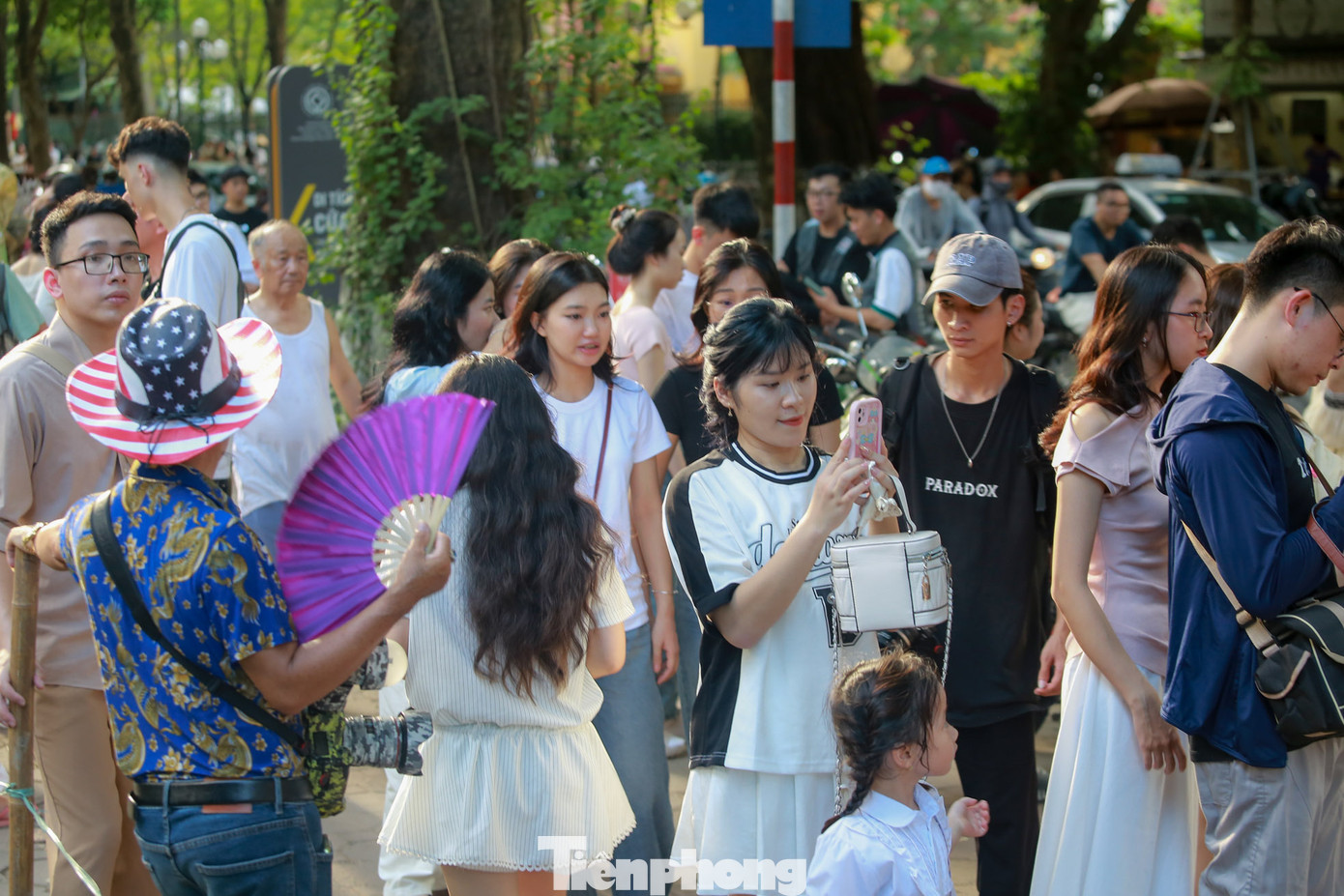 Lượng người đông nên việc tìm một không gian chụp ảnh đẹp rất khó, nhiều người phải di chuyển liên tục từ bên này sang bên kia đường để tìm góc chụp đẹp.