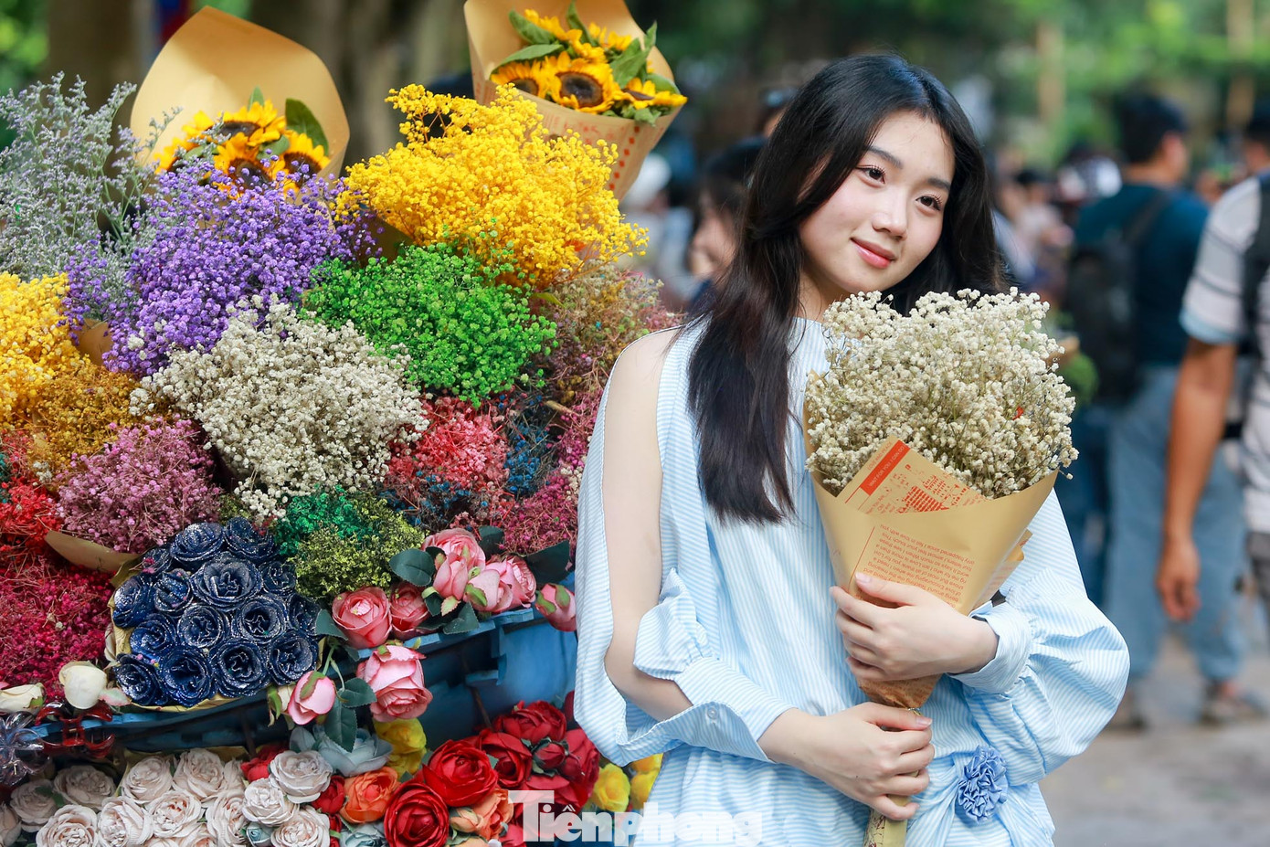 Những “nàng thơ” xúng xính váy áo, tạo dáng chụp ảnh bên những chiếc xe hoa.