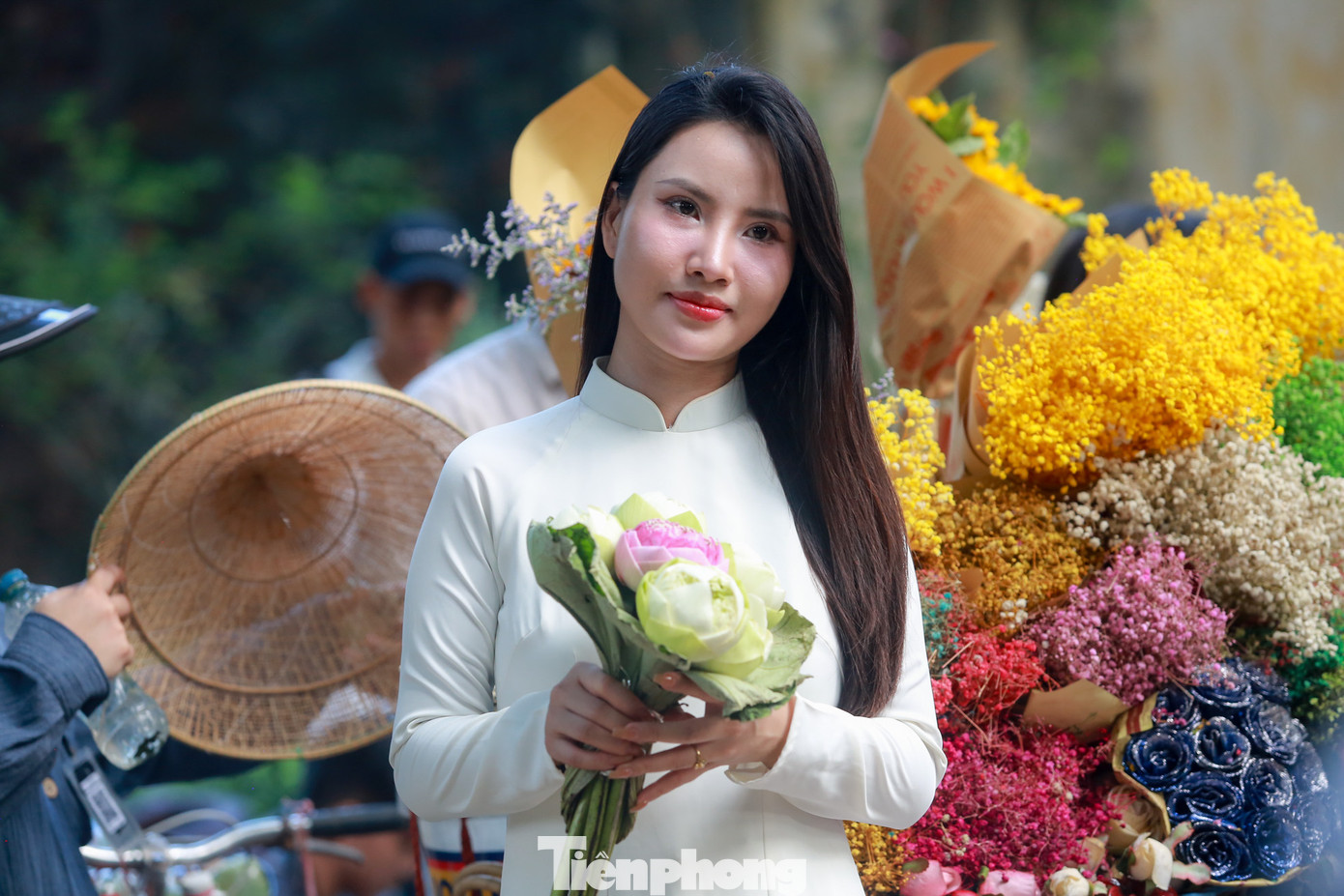 Những “nàng thơ” xúng xính váy áo, tạo dáng chụp ảnh bên những chiếc xe hoa.