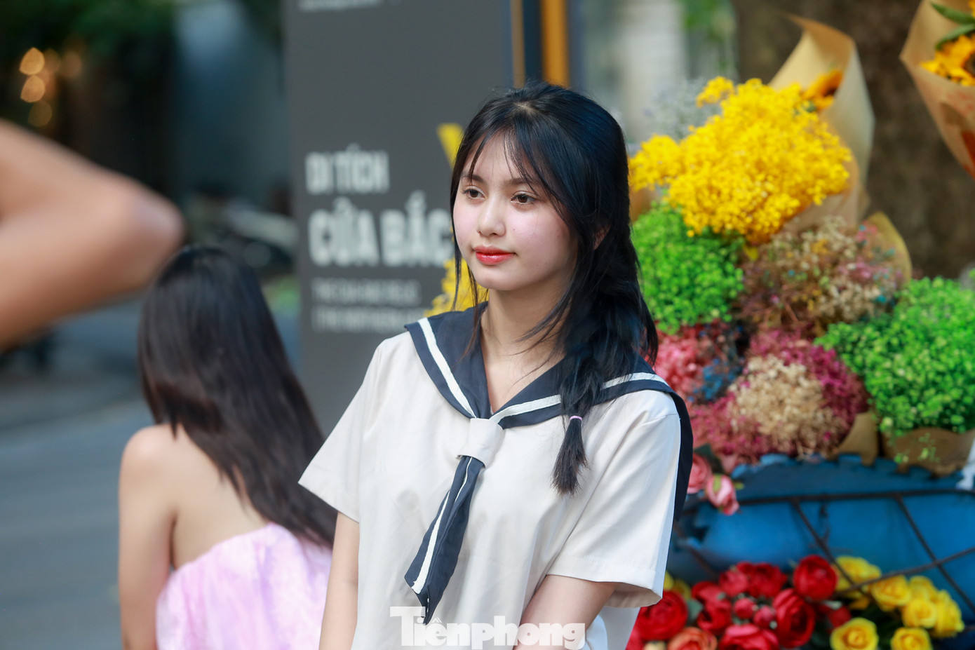 Những “nàng thơ” xúng xính váy áo, tạo dáng chụp ảnh bên những chiếc xe hoa.