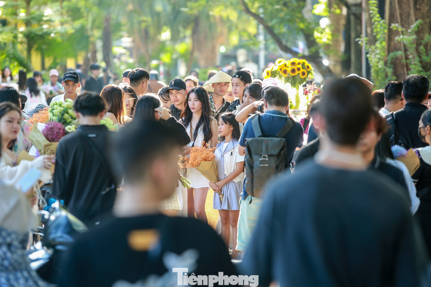 Ghi nhận của PV trong những ngày đầu mùa thu, bất chấp cái nắng 35 độ C, dọc con phố Phan Đình Phùng không khó để bắt gặp các "nàng thơ" đang miệt mài tạo dáng chụp ảnh từ sáng sớm đến chiều muộn.