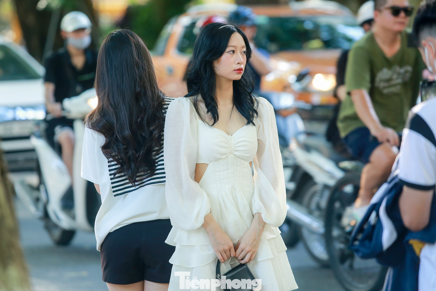 Mặc cái không khí nóng bức, các "nàng thơ" vẫn miệt mài tạo dáng.