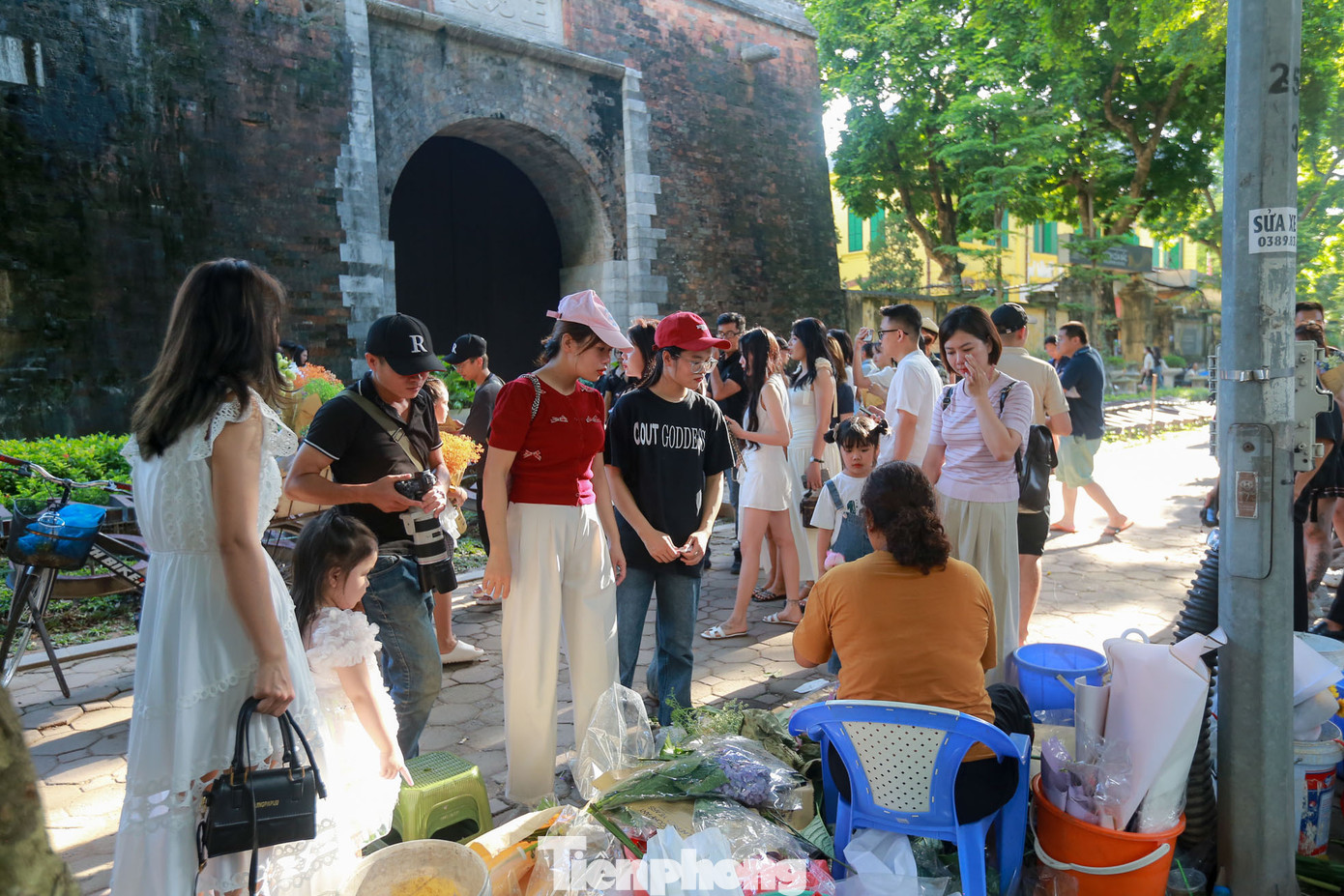 Giá các bó hoa cầm tay dao động từ 100.000 - 200.000 đồng/bó nhưng tiểu thương vẫn bán không kịp ngơi tay. Những loài hoa được ưa chuộng là sen, cúc, hồng, hoa baby, hướng dương...