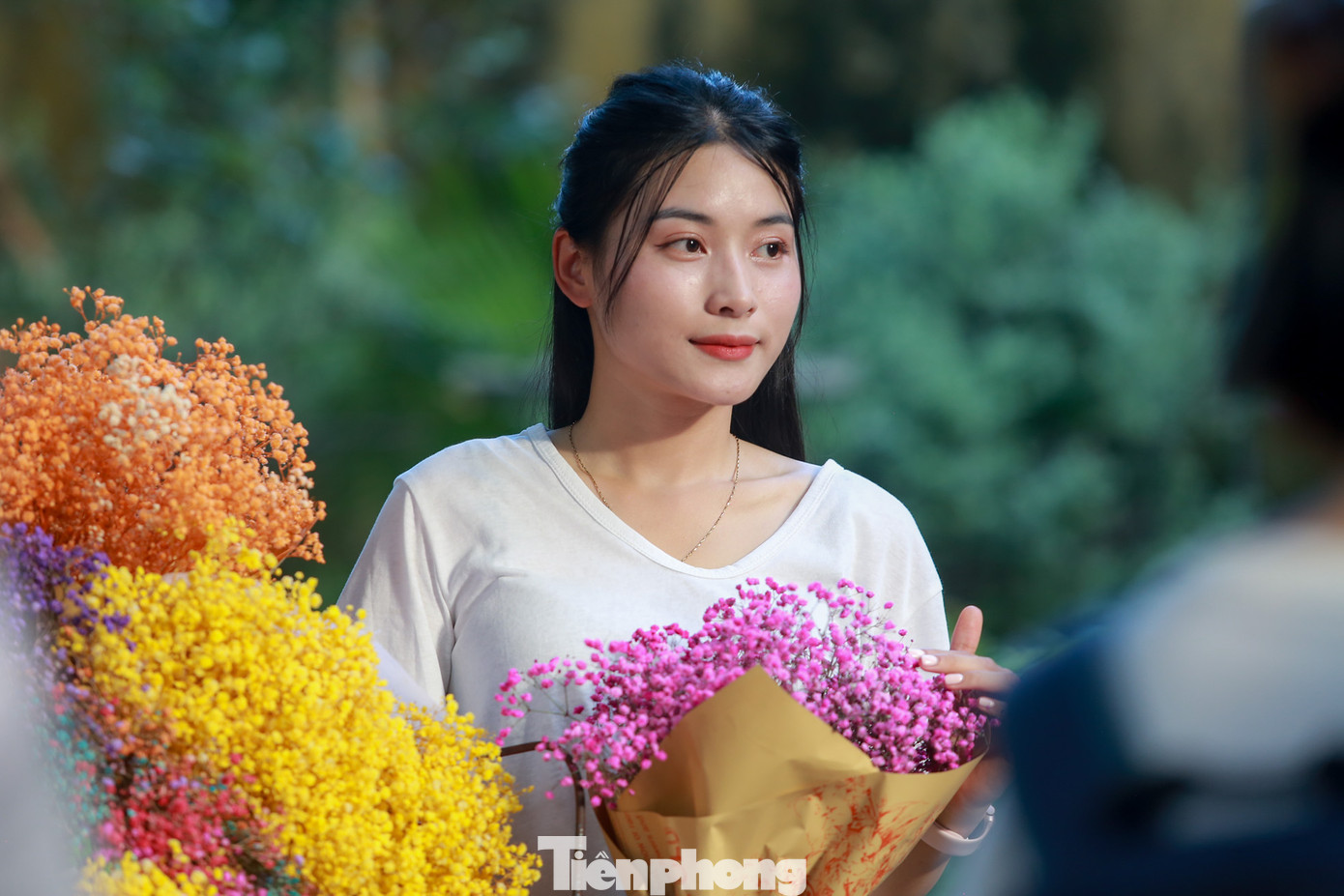 Những “nàng thơ” xúng xính váy áo, tạo dáng chụp ảnh bên những chiếc xe hoa.