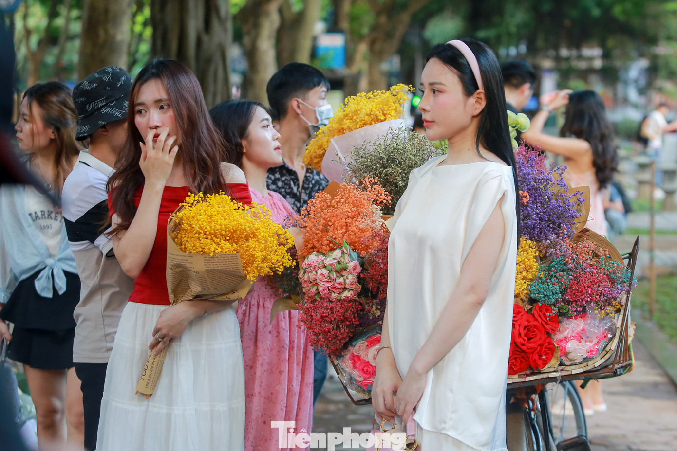 Tuy nhiên, do quá đông nên phải đợi khá lâu mới có thể thả dáng bên xe hoa.