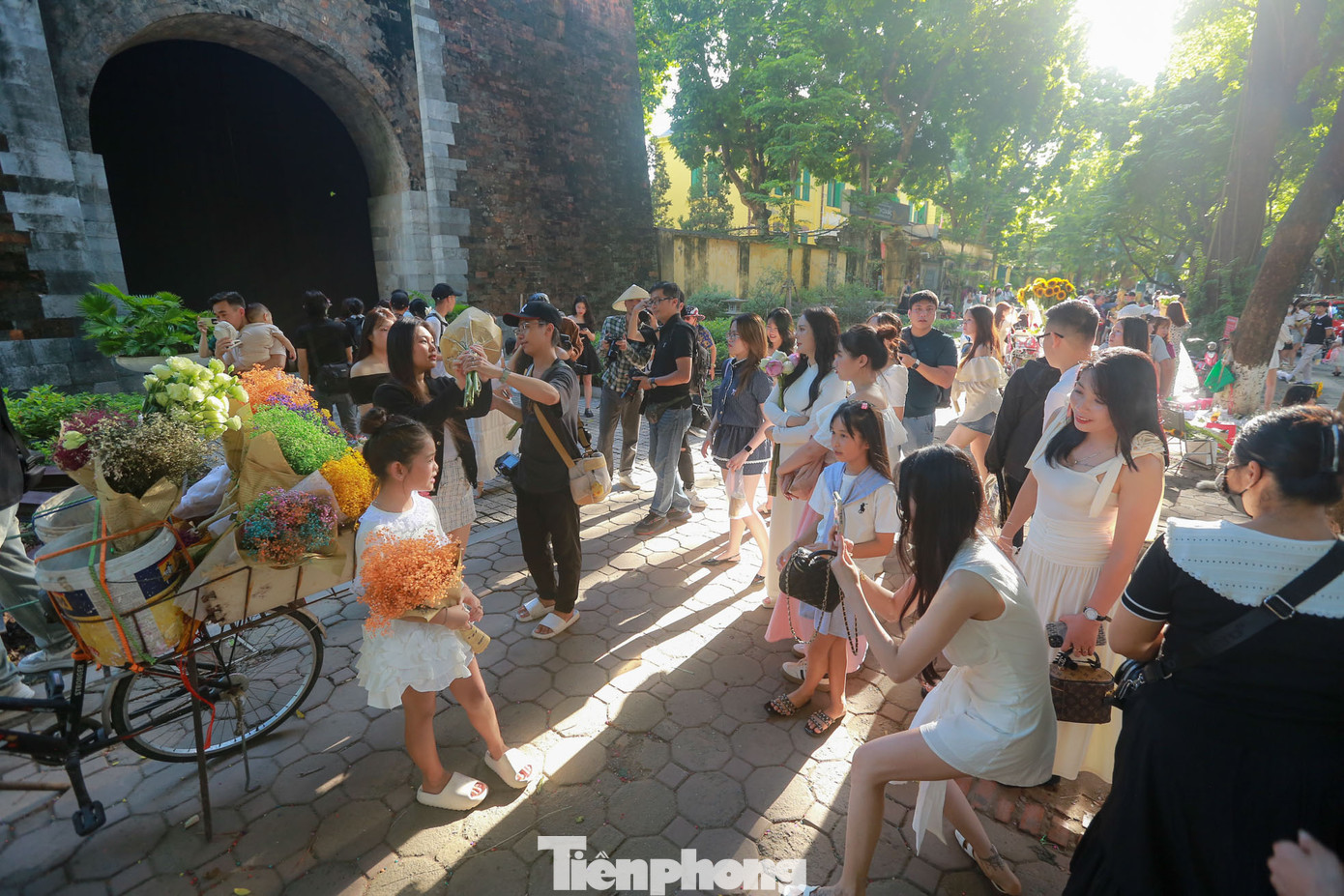 Lượng người đổ về con phố Phan Đình Phùng, Hoàng Diệu gần trưa và đầu giờ chiều đông nhất, bởi vào thời gian này, ánh nắng chiếu xuyên qua những tán cây tuyệt đẹp.