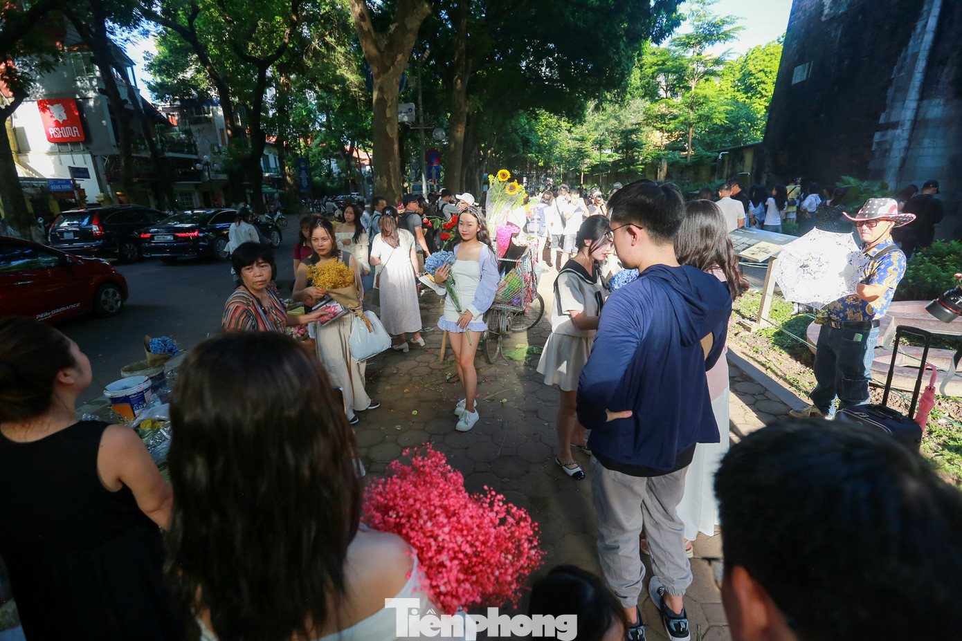 Lượng người đổ về con phố Phan Đình Phùng, Hoàng Diệu gần trưa và đầu giờ chiều đông nhất, bởi vào thời gian này, ánh nắng chiếu xuyên qua những tán cây tuyệt đẹp.