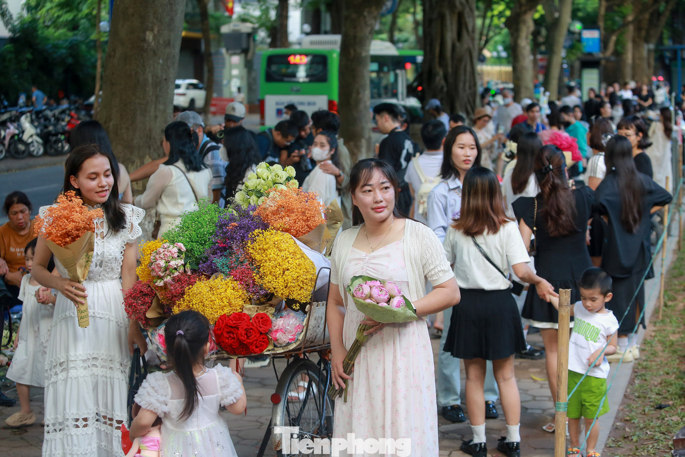 Vừa bước vào những ngày đầu tháng 8, khi thời tiết còn chưa kịp "chuyển mình", vẫn còn nắng nóng, hàng trăm "nàng thơ" đổ về các con phố Phan Đình Phùng, Hoàng Diệu.. những con phố lãng mạn nhất Thủ đô trong tiết trời thu khiến nơi đây trở nên đông nghẹt.
