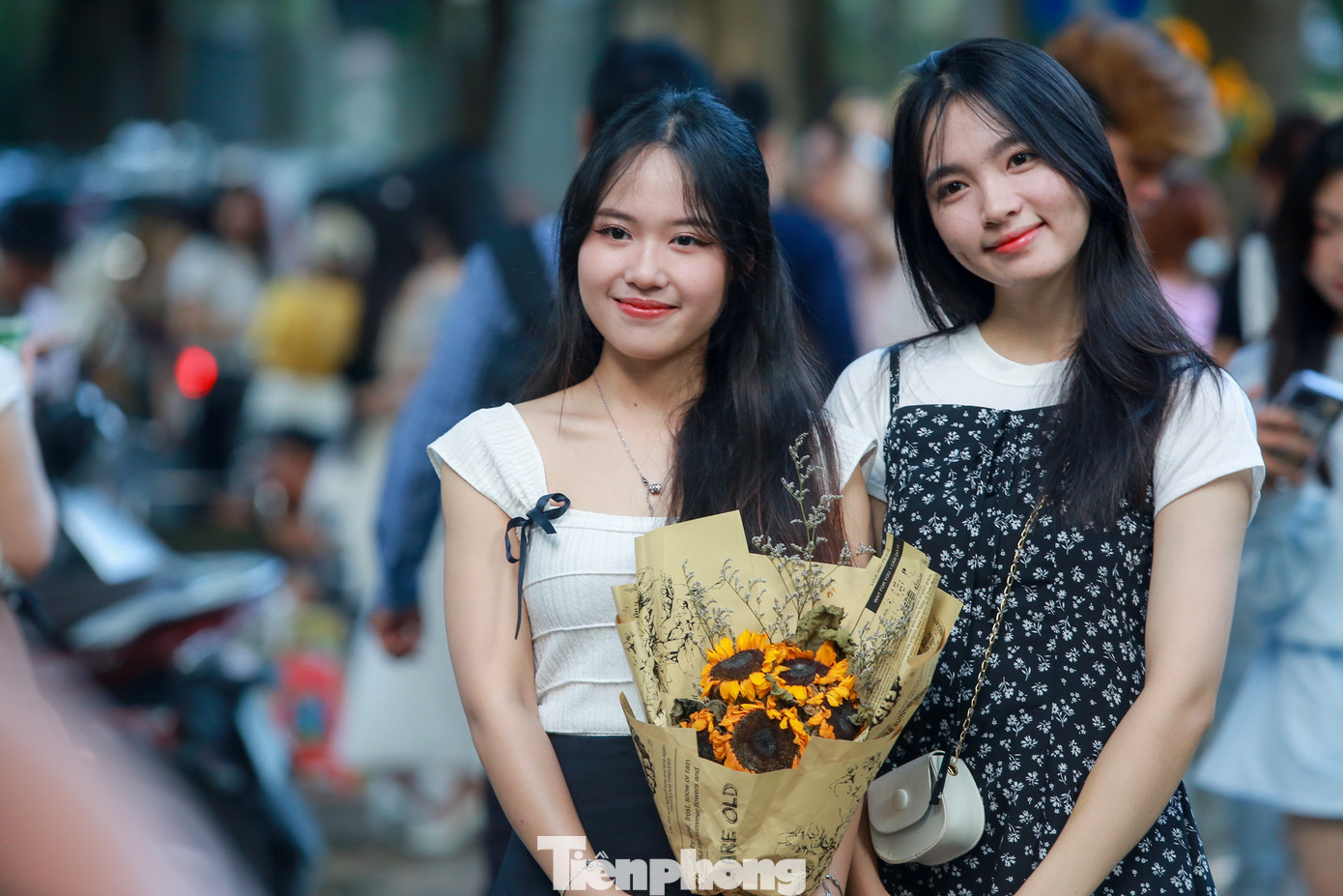 Mặc cái không khí nóng bức, các "nàng thơ" vẫn miệt mài tạo dáng.