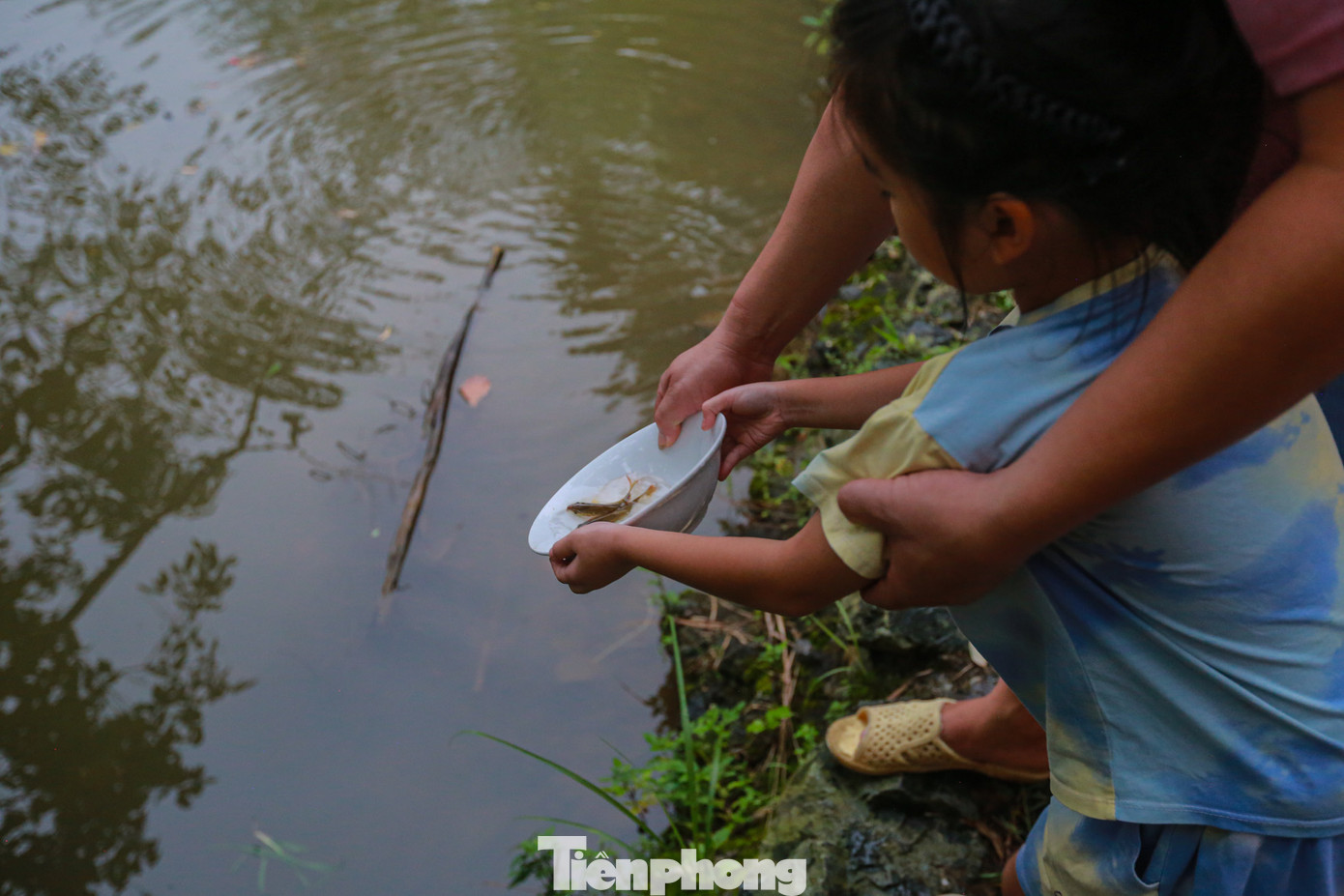 Cùng với việc thả hoa đăng, người dân thực hiện nghi thức phóng sinh trong Đại lễ Vu Lan báo hiếu.
