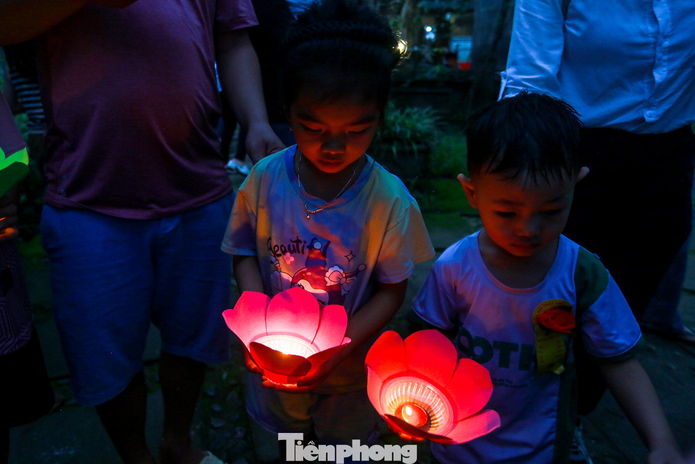 Càng về tối, lượng người đổ về khu vực thả hoa đăng càng đông.
