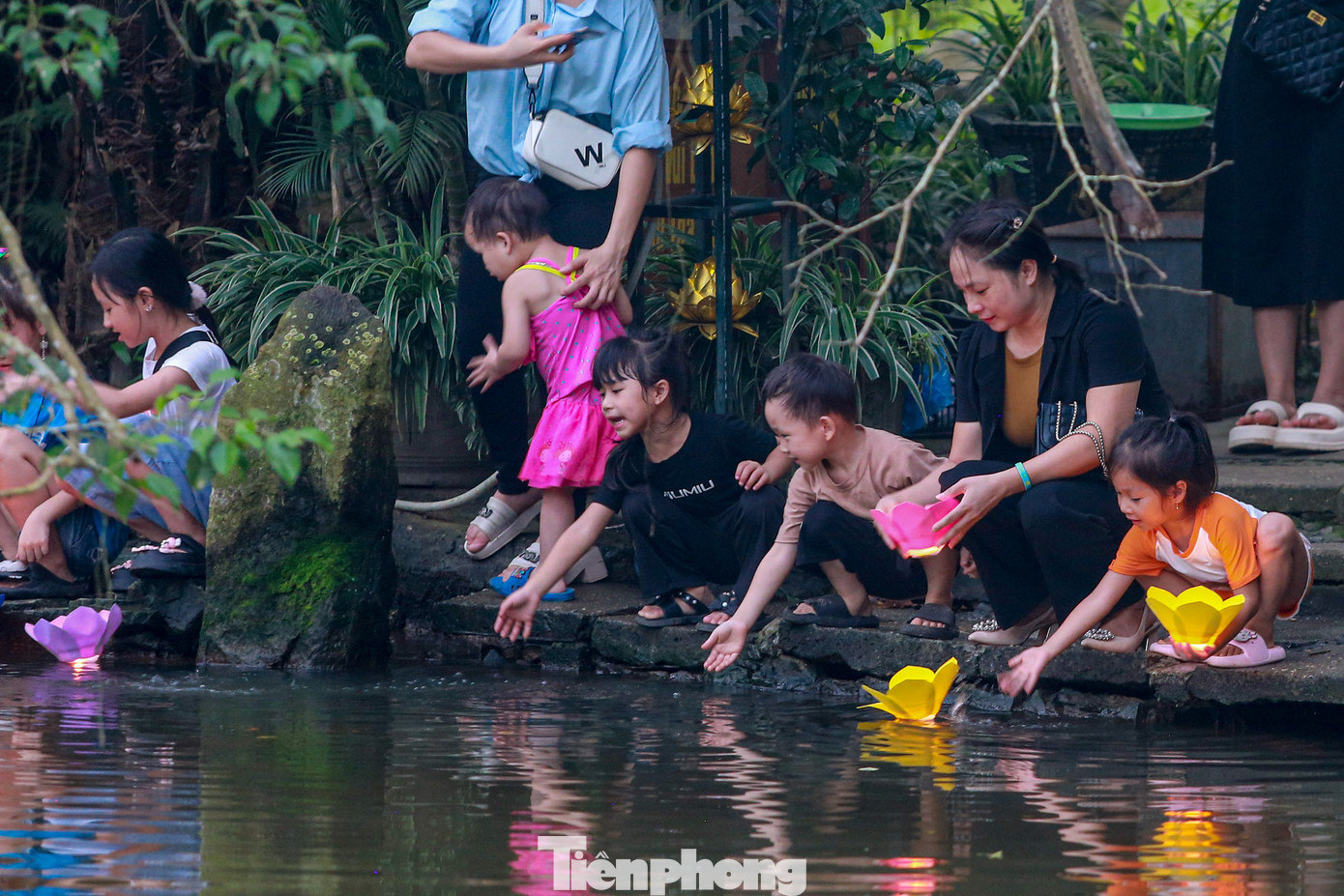 Nhiều trẻ em thích thú khi được thả hoa đăng.