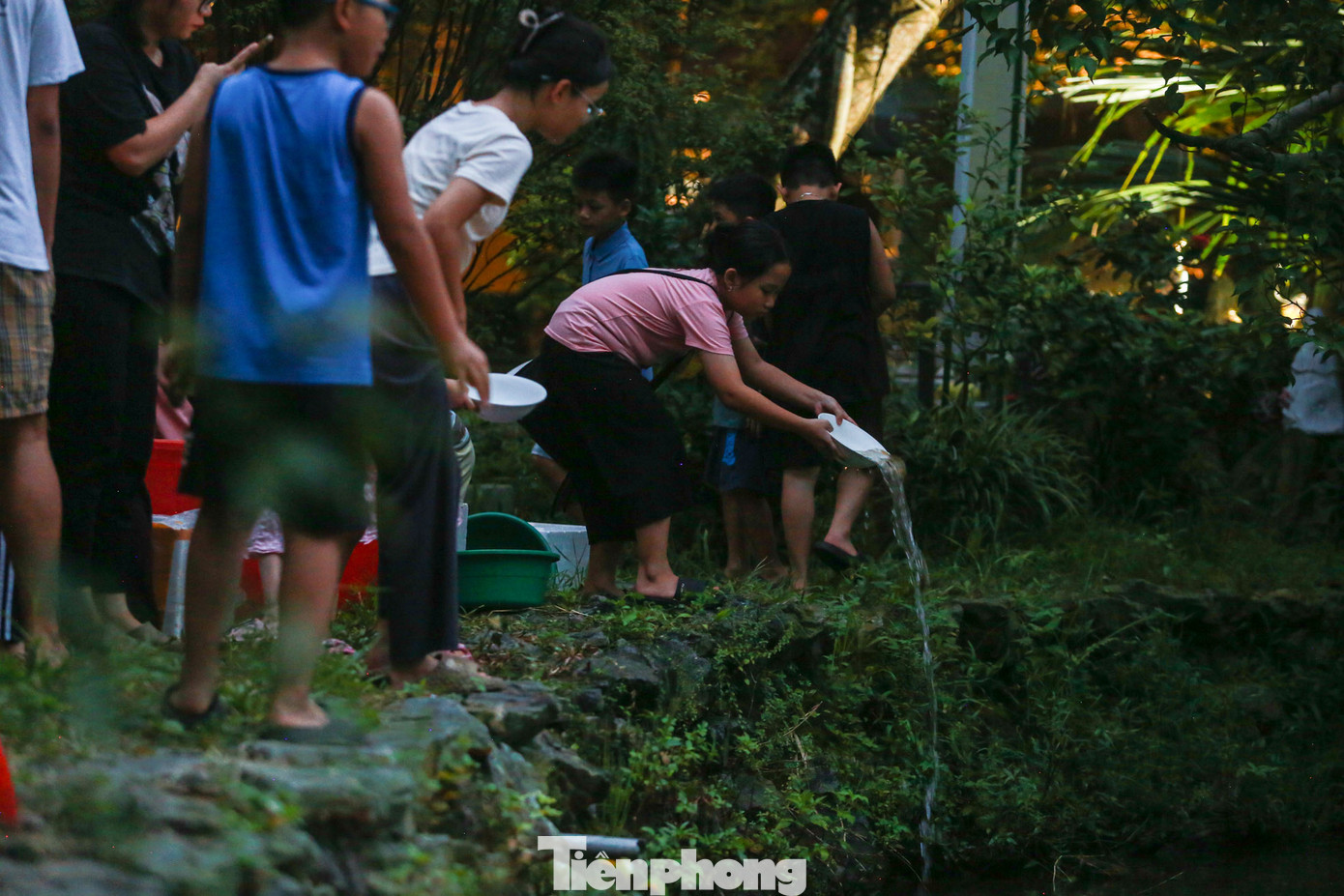 Cùng với việc thả hoa đăng, người dân thực hiện nghi thức phóng sinh trong Đại lễ Vu Lan báo hiếu.