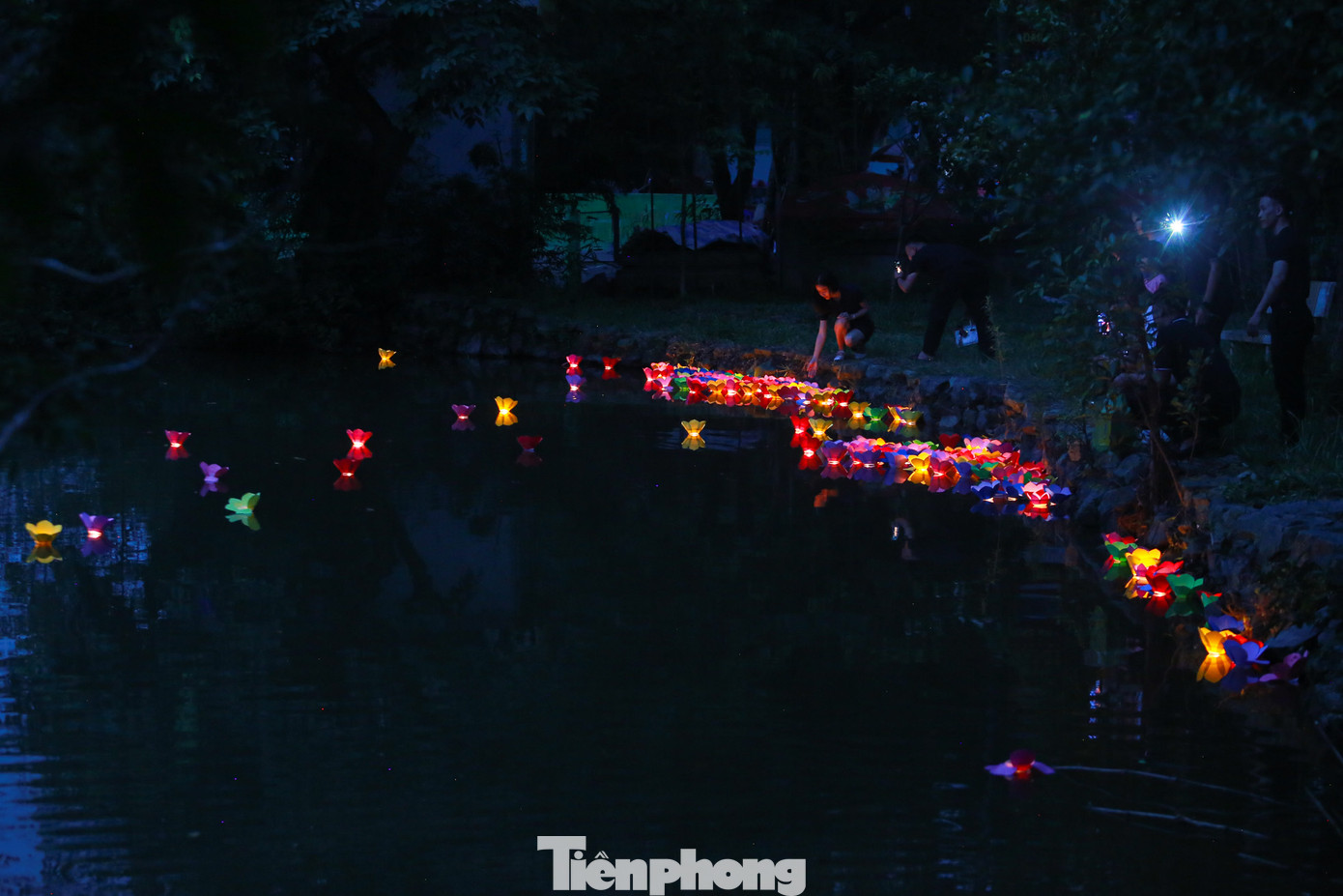 Hàng trăm ngọn hoa đăng lấp lánh mang theo ước nguyện, cầu bình an, an lành gửi đến những người đã khuất.
