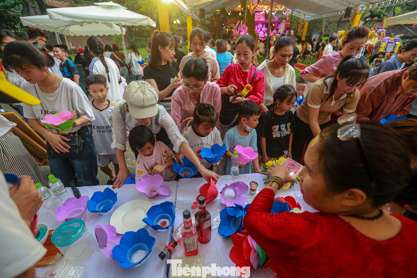 Lễ Vu Lan là dịp để con cái bày tỏ lòng hiếu thảo và nhớ ơn với cha mẹ. Trong lễ hội này, người ta thường thả đèn hoa đăng trên sông, biểu tượng cho việc soi sáng và hướng dẫn linh hồn tổ tiên. Nghi thức này thường được người dân thực hiện trong ngày Rằm tháng 7 Âm lịch.