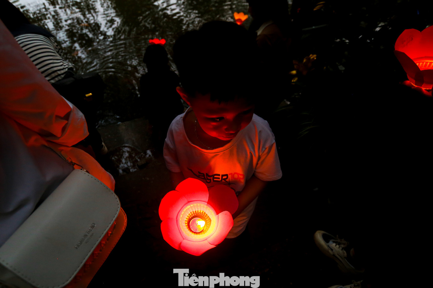 Càng về tối, lượng người đổ về khu vực thả hoa đăng càng đông.