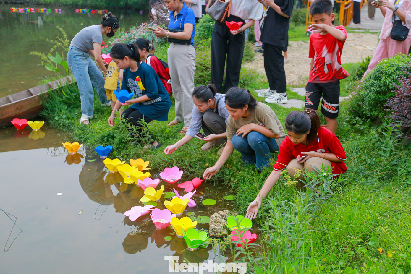 Thả đèn trời hay thả đèn hoa đăng ngày Vu Lan mang ý nghĩa cầu siêu cho người đã khuất, đây là một nghi thức truyền thống có nguồn cội từ Phật giáo.