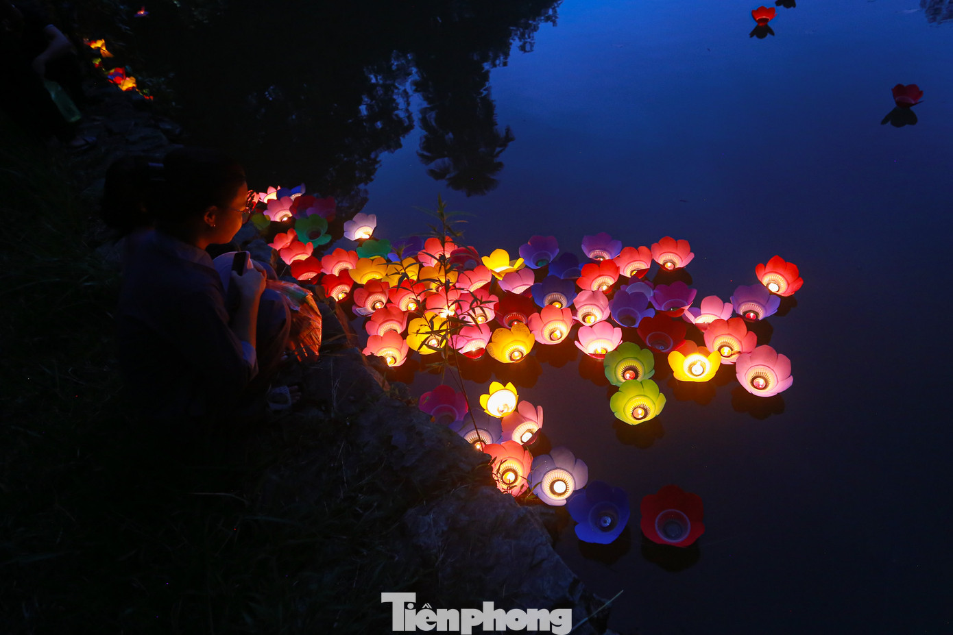 "Em thấy thả hoa đăng trong ngày này rất ý nghĩa, em gửi gắm lời chúc mong gia đình em có nhiều sức khỏe, bình an, vạn sự như ý. Năm nay em bước vào lớp 12, em cũng mong sẽ đỗ được đại học như em mong muốn", bạn Ngọc Anh (huyện Sóc Sơn, Hà Nội) chia sẻ.