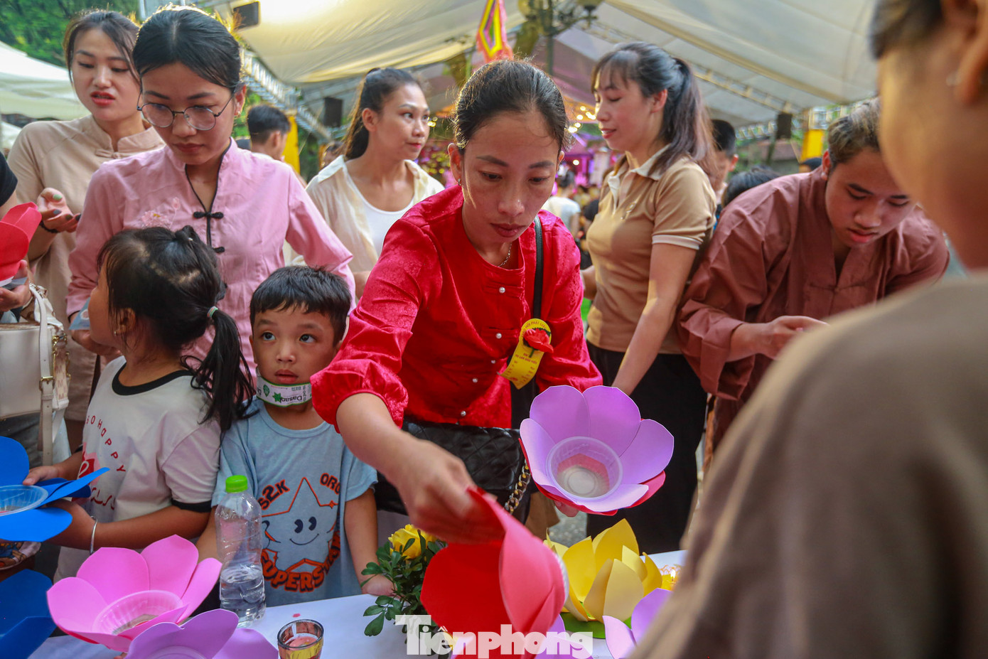 Ghi nhận của PV, tại Khu di tích Quốc gia đặc biệt đền Sóc (huyện Sóc Sơn, Hà Nội), sau khi tham dự Đại lễ Vu Lan báo hiếu, hàng trăm người dân đã cùng nhau thả hoa đăng báo hiếu cha mẹ, tưởng nhớ người thân.