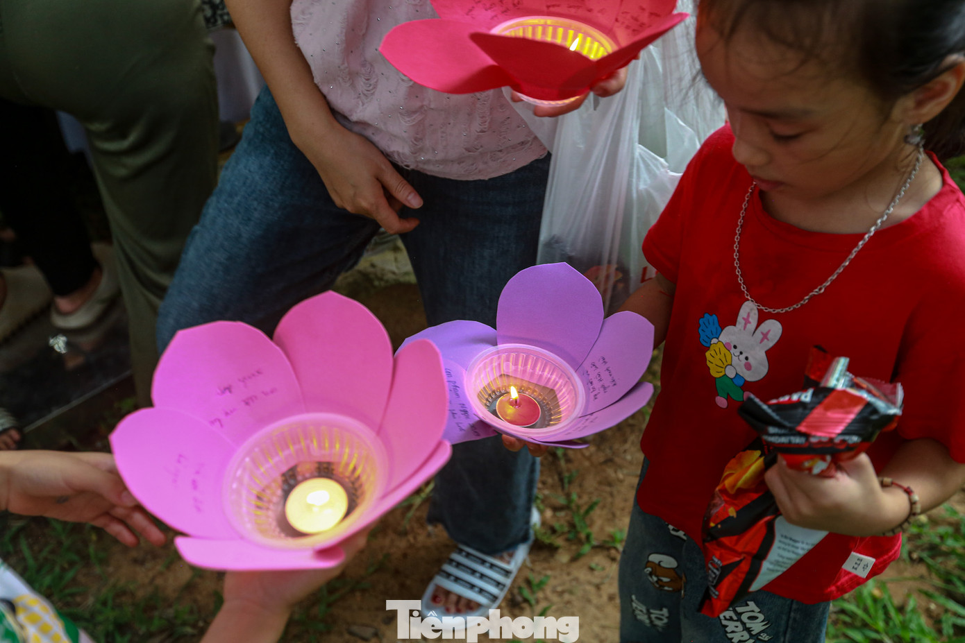 Ghi nhận của PV, tại Khu di tích Quốc gia đặc biệt đền Sóc (huyện Sóc Sơn, Hà Nội), sau khi tham dự Đại lễ Vu Lan báo hiếu, hàng trăm người dân đã cùng nhau thả hoa đăng báo hiếu cha mẹ, tưởng nhớ người thân.