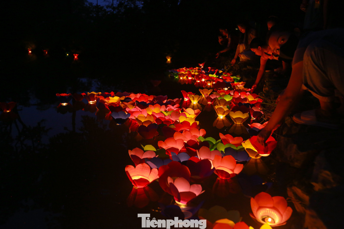Hàng nghìn chiếc đèn hoa đăng được thả xuống dòng nước tạo khung cảnh huyền ảo.