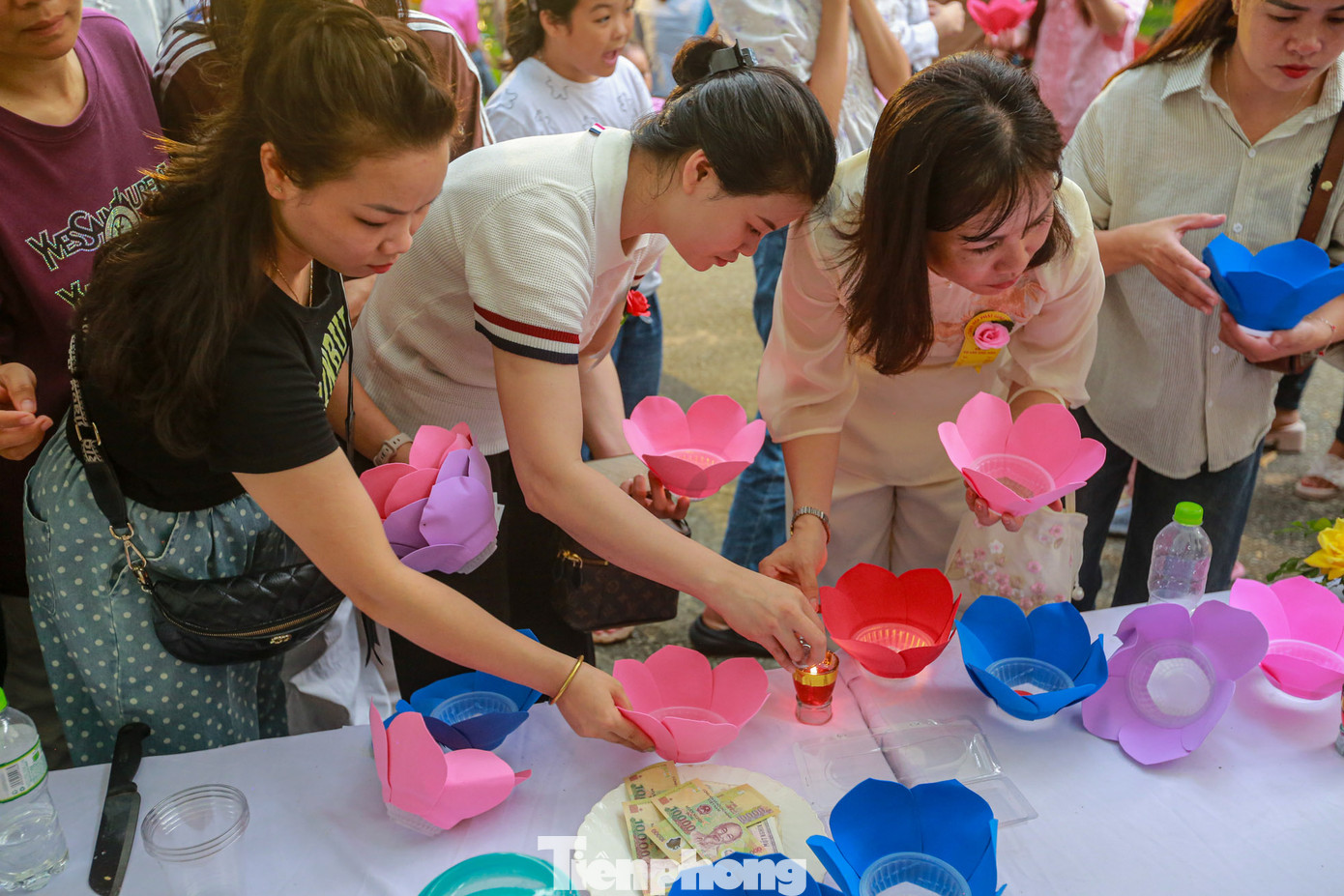 Ghi nhận của PV, tại Khu di tích Quốc gia đặc biệt đền Sóc (huyện Sóc Sơn, Hà Nội), sau khi tham dự Đại lễ Vu Lan báo hiếu, hàng trăm người dân đã cùng nhau thả hoa đăng báo hiếu cha mẹ, tưởng nhớ người thân.