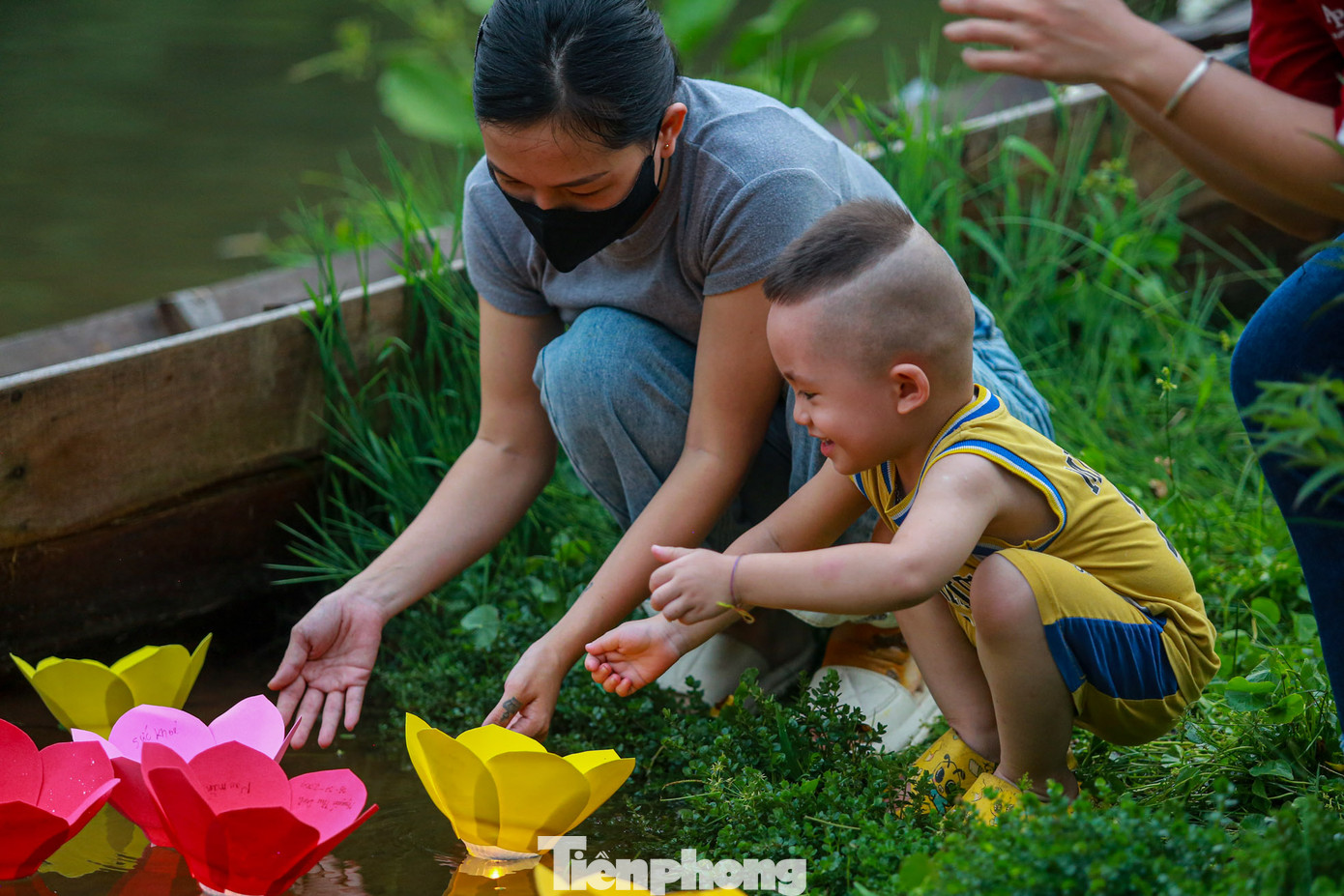 Bên cạnh đó, việc thả đèn còn mang ý nghĩa cầu nguyện cho sự bình an và hạnh phúc của gia đình. Nghi thức thả đèn hoa đăng cũng là dịp để mọi người cùng nhau chia sẻ niềm tin và hy vọng vào cuộc sống tốt đẹp hơn.