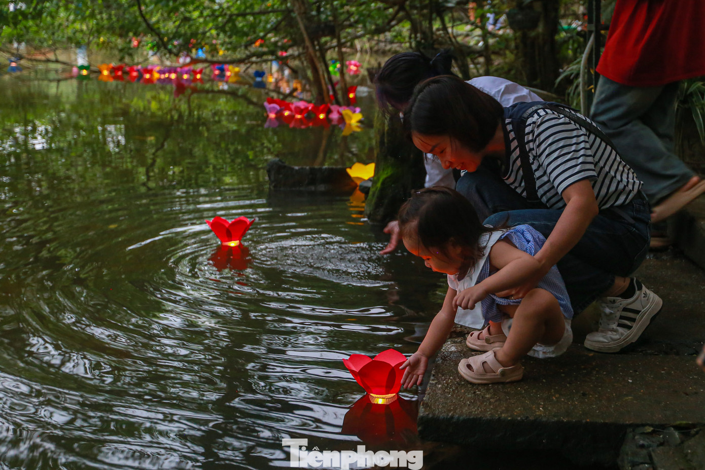 Nhiều trẻ em thích thú khi được thả hoa đăng.