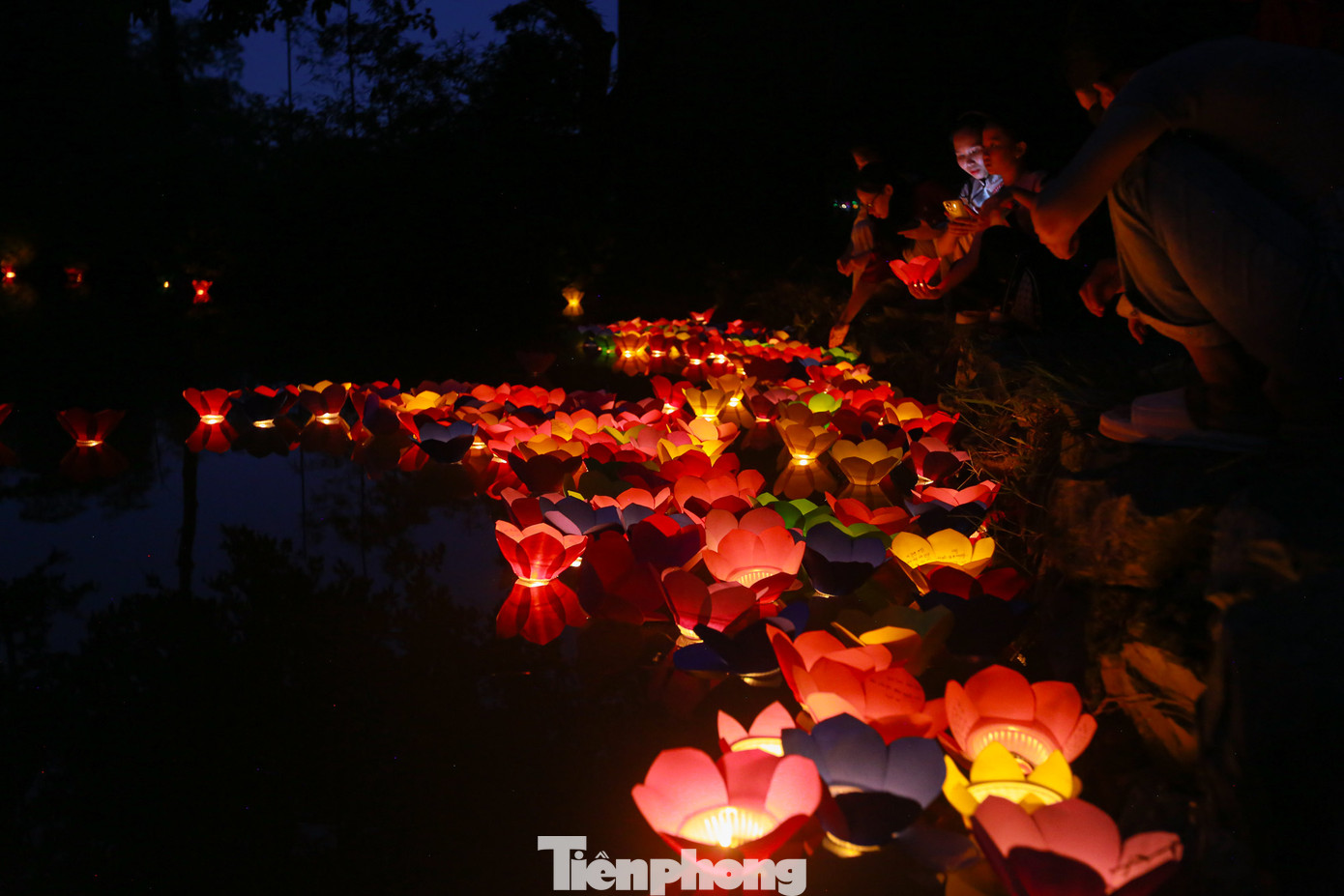 Hàng nghìn chiếc đèn hoa đăng được thả xuống dòng nước tạo khung cảnh huyền ảo.
