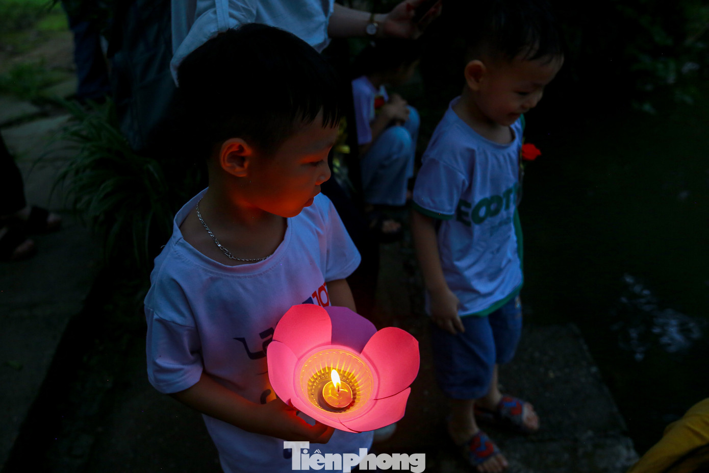 Càng về tối, lượng người đổ về khu vực thả hoa đăng càng đông.