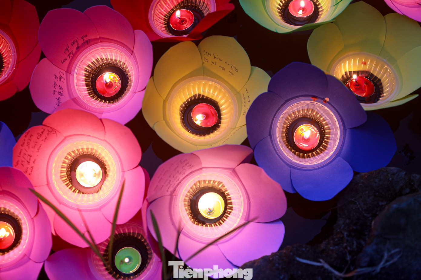 Hoa đăng được thả dưới dòng nước kèm theo những lời gửi gắm.