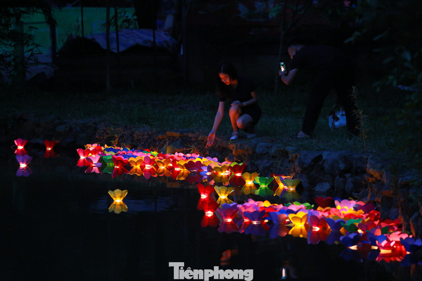 "Em thấy thả hoa đăng trong ngày này rất ý nghĩa, em gửi gắm lời chúc mong gia đình em có nhiều sức khỏe, bình an, vạn sự như ý. Năm nay em bước vào lớp 12, em cũng mong sẽ đỗ được đại học như em mong muốn", bạn Ngọc Anh (huyện Sóc Sơn, Hà Nội) chia sẻ.