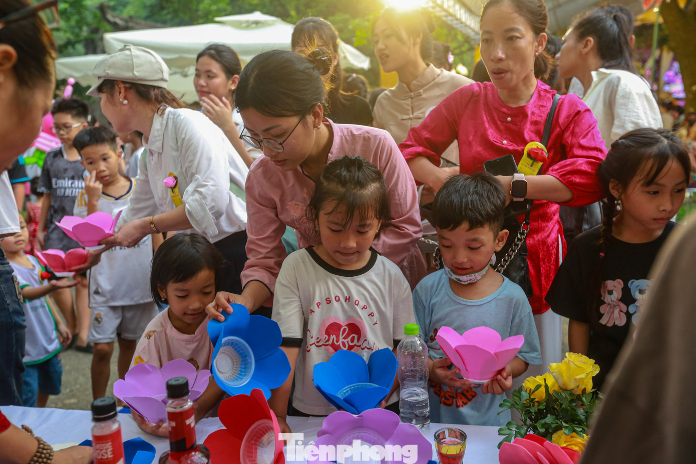 Ghi nhận của PV, tại Khu di tích Quốc gia đặc biệt đền Sóc (huyện Sóc Sơn, Hà Nội), sau khi tham dự Đại lễ Vu Lan báo hiếu, hàng trăm người dân đã cùng nhau thả hoa đăng báo hiếu cha mẹ, tưởng nhớ người thân.