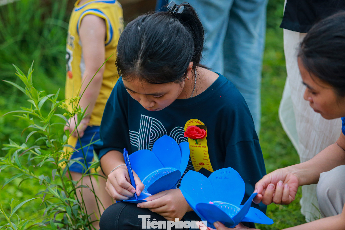 Trước khi thả hoa đăng, nhiều người viết lời chúc, lời nguyện cầu lên những cánh hoa đăng.