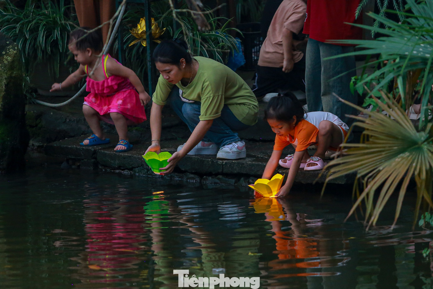 Nhiều trẻ em thích thú khi được thả hoa đăng.