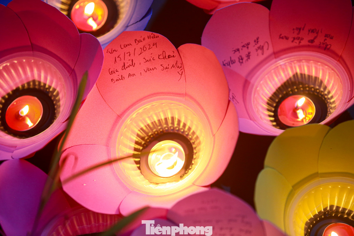 Hoa đăng được thả dưới dòng nước kèm theo những lời gửi gắm.