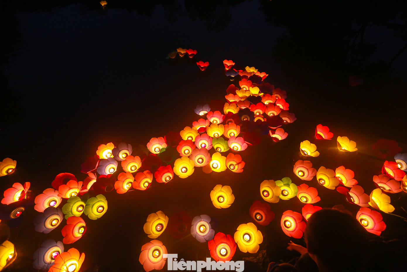 Hình ảnh thả đèn hoa đẹp lung linh dưới dòng nước mang đến cảm giác thoải mái và yên bình cho tâm hồn.
