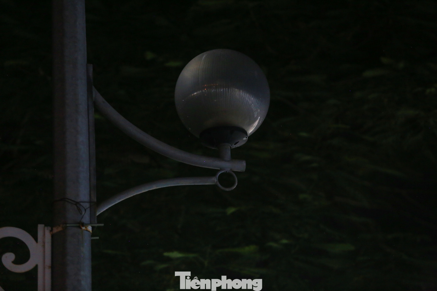 Mặc dù tuyến đường được lắp đặt hệ thống đèn đường đầy đủ, tuy nhiên luôn trong tình trạng tắt. Mặc dù tuyến đường được lắp đặt hệ thống đèn đường đầy đủ, tuy nhiên luôn trong tình trạng tắt.